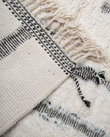 Moderner, handgefertigter Berber-Teppich aus Marokko. Beniourain-Teppich mit schönen Farben und Mustern und flauschiger Wollstruktur.