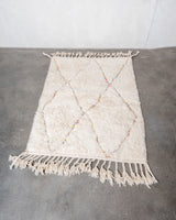 Moderner, handgefertigter Berber-Teppich aus Marokko. Beniourain-Teppich mit schönen Farben und Mustern und flauschiger Wollstruktur.