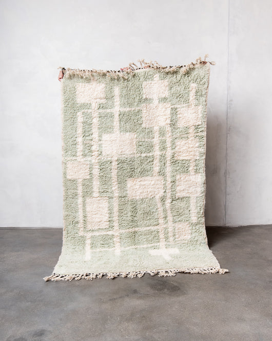 Moderner, handgefertigter Berber-Teppich aus Marokko. Beniourain-Teppich mit schönen Farben und Mustern und flauschiger Wollstruktur.