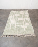 Moderner, handgefertigter Berber-Teppich aus Marokko. Beniourain-Teppich mit schönen Farben und Mustern und flauschiger Wollstruktur.