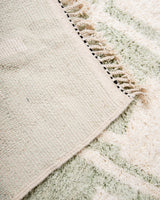 Moderner, handgefertigter Berber-Teppich aus Marokko. Beniourain-Teppich mit schönen Farben und Mustern und flauschiger Wollstruktur.