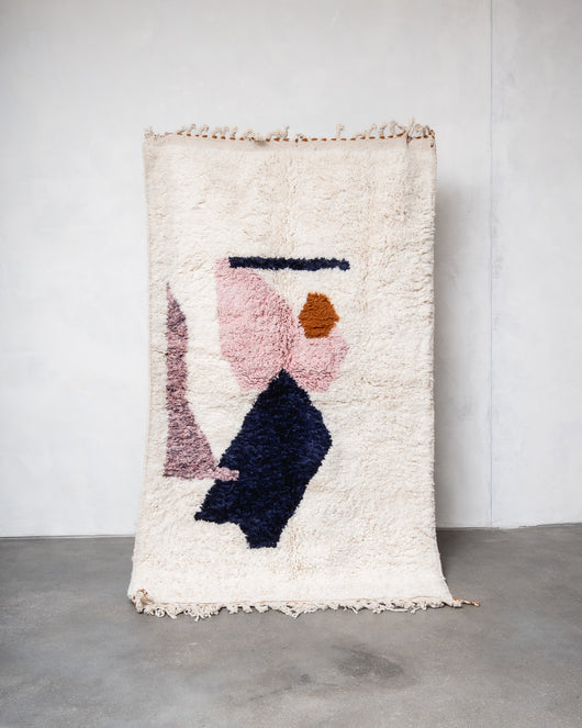 Moderner, handgefertigter Berber-Teppich aus Marokko. Beniourain-Teppich mit schönen Farben und Mustern und flauschiger Wollstruktur.