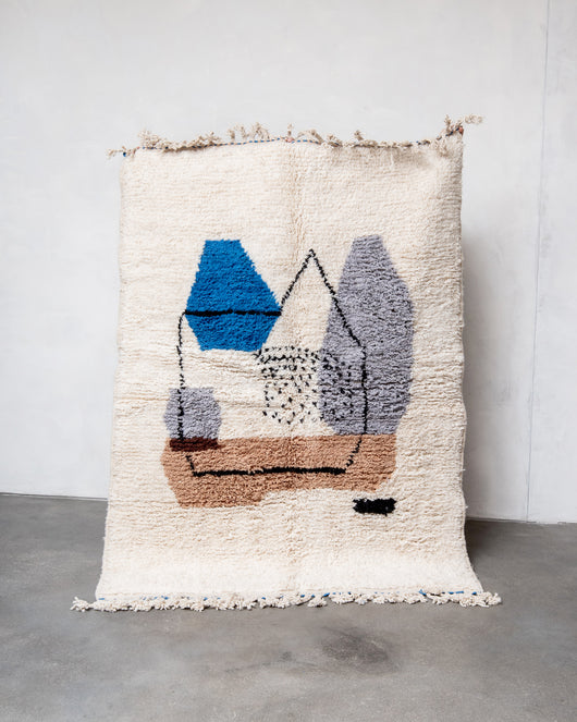 Moderner, handgefertigter Berber-Teppich aus Marokko. Beniourain-Teppich mit schönen Farben und Mustern und flauschiger Wollstruktur.