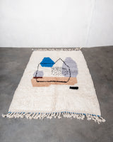 Moderner, handgefertigter Berber-Teppich aus Marokko. Beniourain-Teppich mit schönen Farben und Mustern und flauschiger Wollstruktur.
