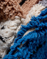 Moderner, handgefertigter Berber-Teppich aus Marokko. Beniourain-Teppich mit schönen Farben und Mustern und flauschiger Wollstruktur.