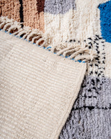 Moderner, handgefertigter Berber-Teppich aus Marokko. Beniourain-Teppich mit schönen Farben und Mustern und flauschiger Wollstruktur.