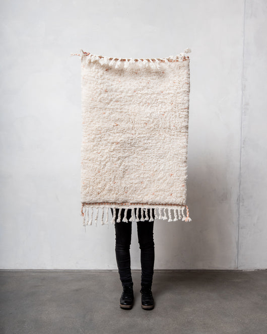 Moderner, handgefertigter Berber-Teppich aus Marokko. Beniourain-Teppich mit schönen Farben und Mustern und flauschiger Wollstruktur.
