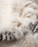 Moderner, handgefertigter Berber-Teppich aus Marokko. Beniourain-Teppich mit schönen Farben und Mustern und flauschiger Wollstruktur.