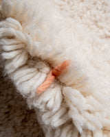 Moderner, handgefertigter Berber-Teppich aus Marokko. Beniourain-Teppich mit schönen Farben und Mustern und flauschiger Wollstruktur.