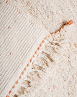 Moderner, handgefertigter Berber-Teppich aus Marokko. Beniourain-Teppich mit schönen Farben und Mustern und flauschiger Wollstruktur.