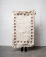 Moderner, handgefertigter Berber-Teppich aus Marokko. Beniourain-Teppich mit schönen Farben und Mustern und flauschiger Wollstruktur.