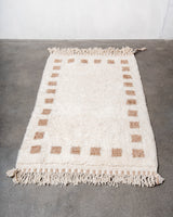 Moderner, handgefertigter Berber-Teppich aus Marokko. Beniourain-Teppich mit schönen Farben und Mustern und flauschiger Wollstruktur.