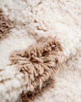 Moderner, handgefertigter Berber-Teppich aus Marokko. Beniourain-Teppich mit schönen Farben und Mustern und flauschiger Wollstruktur.