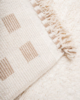 Moderner, handgefertigter Berber-Teppich aus Marokko. Beniourain-Teppich mit schönen Farben und Mustern und flauschiger Wollstruktur.