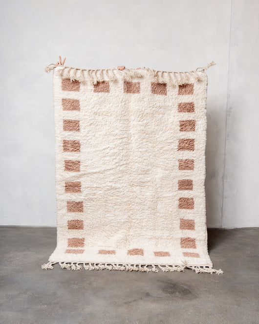 Moderner, handgefertigter Berber-Teppich aus Marokko. Beniourain-Teppich mit schönen Farben und Mustern und flauschiger Wollstruktur.