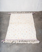 Moderner, handgefertigter Berber-Teppich aus Marokko. Beniourain-Teppich mit schönen Farben und Mustern und flauschiger Wollstruktur.