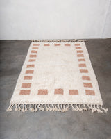 Moderner, handgefertigter Berber-Teppich aus Marokko. Beniourain-Teppich mit schönen Farben und Mustern und flauschiger Wollstruktur.