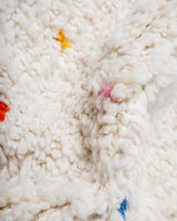 Moderner, handgefertigter Berber-Teppich aus Marokko. Beniourain-Teppich mit schönen Farben und Mustern und flauschiger Wollstruktur.