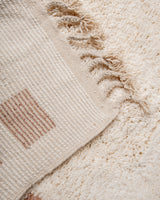 Moderner, handgefertigter Berber-Teppich aus Marokko. Beniourain-Teppich mit schönen Farben und Mustern und flauschiger Wollstruktur.