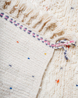 Moderner, handgefertigter Berber-Teppich aus Marokko. Beniourain-Teppich mit schönen Farben und Mustern und flauschiger Wollstruktur.