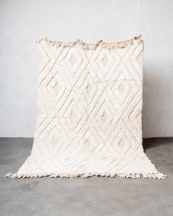 Moderner, handgefertigter Berber-Teppich aus Marokko. Beniourain-Teppich mit schönen Farben und Mustern und flauschiger Wollstruktur.