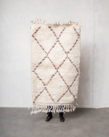 Moderner, handgefertigter Berber-Teppich aus Marokko. Beniourain-Teppich mit schönen Farben und Mustern und flauschiger Wollstruktur.