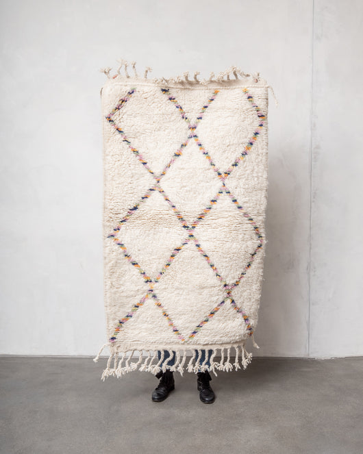 Moderner, handgefertigter Berber-Teppich aus Marokko. Beniourain-Teppich mit schönen Farben und Mustern und flauschiger Wollstruktur.