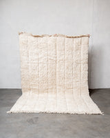 Moderner, handgefertigter Berber-Teppich aus Marokko. Beniourain-Teppich mit minimalistischem Design, natürlichem Wollflor und flauschiger Textur.