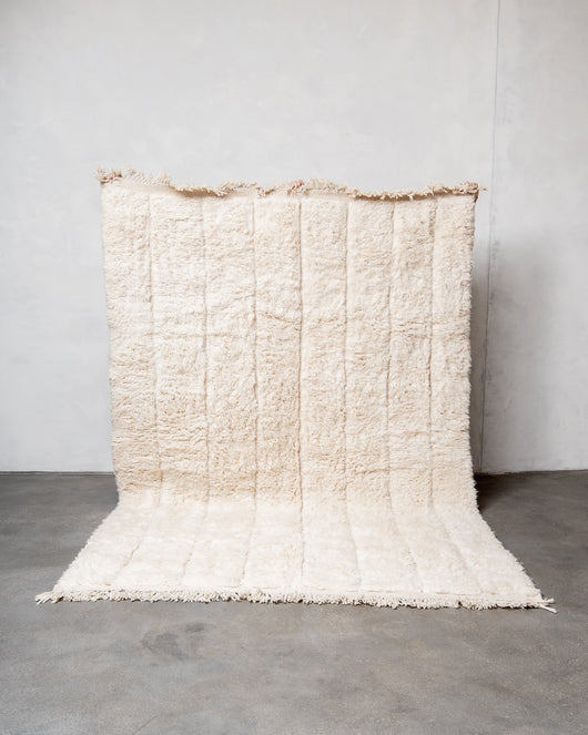 Moderner, handgefertigter Berber-Teppich aus Marokko. Beniourain-Teppich mit minimalistischem Design, natürlichem Wollflor und flauschiger Textur.