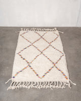Moderner, handgefertigter Berber-Teppich aus Marokko. Beniourain-Teppich mit schönen Farben und Mustern und flauschiger Wollstruktur.
