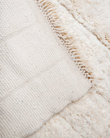 Moderner, handgefertigter Berber-Teppich aus Marokko. Beniourain-Teppich mit minimalistischem Design, natürlichem Wollflor und flauschiger Textur.