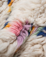 Moderner, handgefertigter Berber-Teppich aus Marokko. Beniourain-Teppich mit schönen Farben und Mustern und flauschiger Wollstruktur.