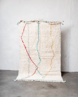 Moderner, handgefertigter Berber-Teppich aus Marokko. Beniourain-Teppich mit minimalistischem Design, natürlichem Wollflor und flauschiger Textur.