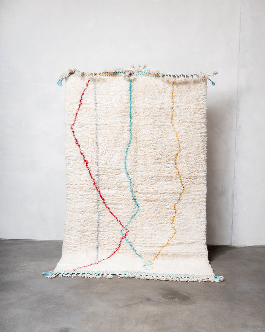Moderner, handgefertigter Berber-Teppich aus Marokko. Beniourain-Teppich mit minimalistischem Design, natürlichem Wollflor und flauschiger Textur.