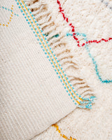 Moderner, handgefertigter Berber-Teppich aus Marokko. Beniourain-Teppich mit minimalistischem Design, natürlichem Wollflor und flauschiger Textur.