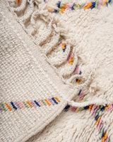 Moderner, handgefertigter Berber-Teppich aus Marokko. Beniourain-Teppich mit schönen Farben und Mustern und flauschiger Wollstruktur.