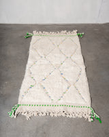 Moderner, handgefertigter Berber-Teppich aus Marokko. Beniourain-Teppich mit schönen Farben und Mustern und flauschiger Wollstruktur.