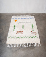 Moderner, handgefertigter Berber-Teppich aus Marokko. Beniourain-Teppich mit minimalistischem Design, natürlichem Wollflor und flauschiger Textur.