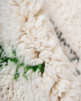 Moderner, handgefertigter Berber-Teppich aus Marokko. Beniourain-Teppich mit minimalistischem Design, natürlichem Wollflor und flauschiger Textur.