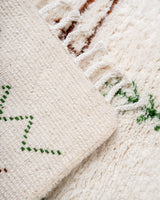 Moderner, handgefertigter Berber-Teppich aus Marokko. Beniourain-Teppich mit minimalistischem Design, natürlichem Wollflor und flauschiger Textur.