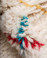Moderner, handgefertigter Berber-Teppich aus Marokko. Beniourain-Teppich mit schönen Farben und Mustern und flauschiger Wollstruktur.