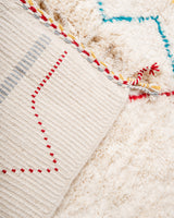 Moderner, handgefertigter Berber-Teppich aus Marokko. Beniourain-Teppich mit schönen Farben und Mustern und flauschiger Wollstruktur.