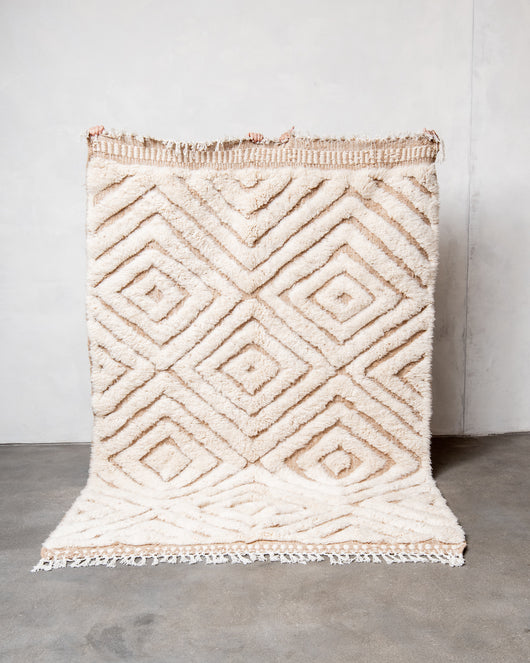 Moderner, handgefertigter Berber-Teppich aus Marokko. Beniourain-Teppich mit schönen Farben und Mustern und flauschiger Wollstruktur.