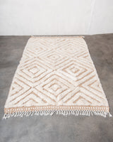 Moderner, handgefertigter Berber-Teppich aus Marokko. Beniourain-Teppich mit schönen Farben und Mustern und flauschiger Wollstruktur.