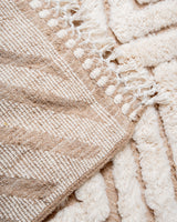 Moderner, handgefertigter Berber-Teppich aus Marokko. Beniourain-Teppich mit schönen Farben und Mustern und flauschiger Wollstruktur.
