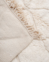 Moderner, handgefertigter Berber-Teppich aus Marokko. Beniourain-Teppich mit minimalistischem Design, natürlichem Wollflor und flauschiger Textur.