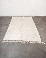 Moderner, handgefertigter Berber-Teppich aus Marokko. Beniourain-Teppich mit minimalistischem Design, natürlichem Wollflor und flauschiger Textur.