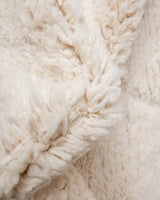 Moderner, handgefertigter Berber-Teppich aus Marokko. Beniourain-Teppich mit minimalistischem Design, natürlichem Wollflor und flauschiger Textur.