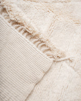 Moderner, handgefertigter Berber-Teppich aus Marokko. Beniourain-Teppich mit minimalistischem Design, natürlichem Wollflor und flauschiger Textur.