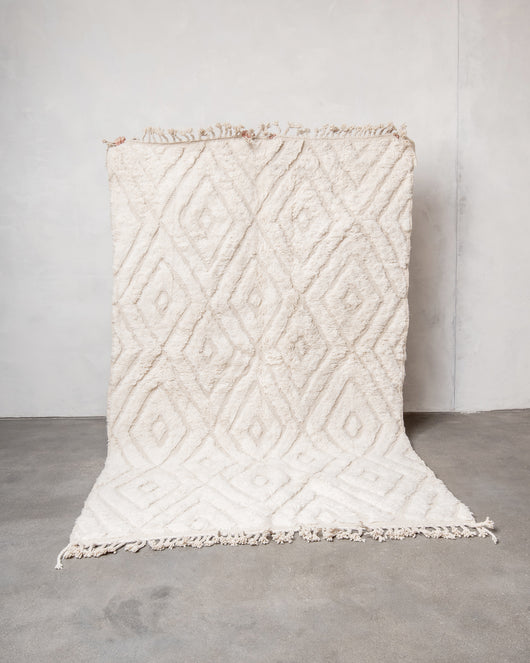 Moderner, handgefertigter Berber-Teppich aus Marokko. Beniourain-Teppich mit minimalistischem Design, natürlichem Wollflor und flauschiger Textur.